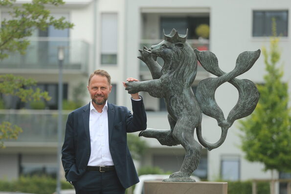 Oberbürgermeister Uwe Richrath an der Statue des Bergischen Löwen in Lützenkirchen