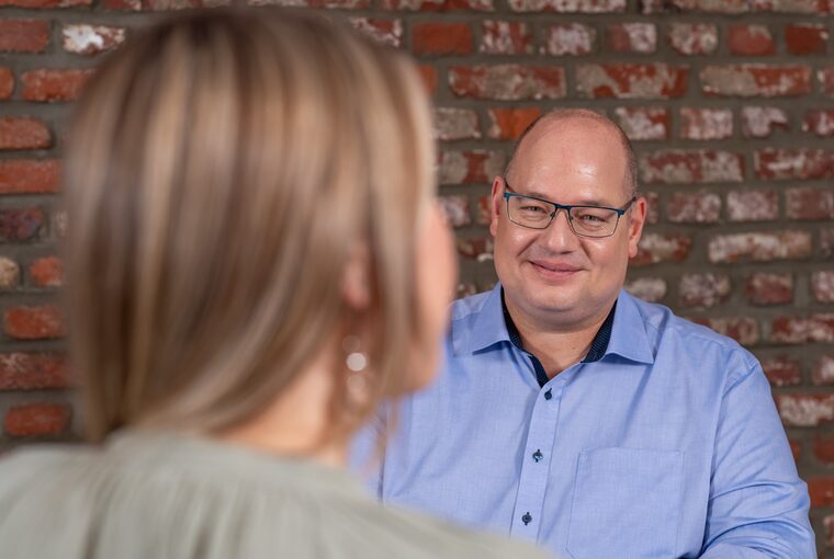 Oberbürgermeister Stefan Hebbel im Gespräch mit einer Bürgerin