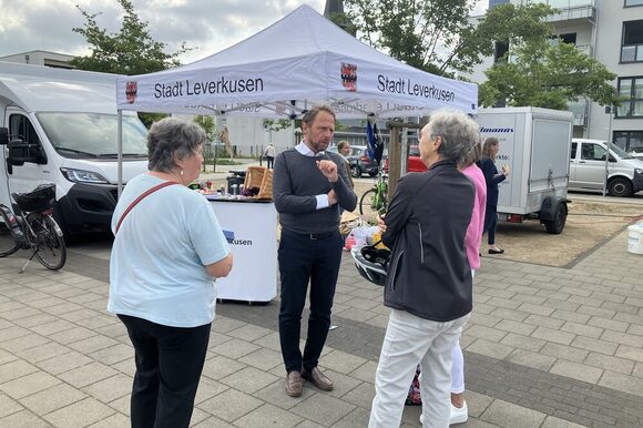 Oberbürgermeister Uwe Richrath im Gespräch mit Bürgerinnen auf dem Wochenmarkt in Lützenkirchen