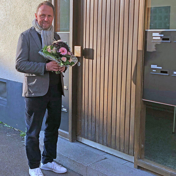 Oberbürgermeister Richrath mit Blumenstrauß