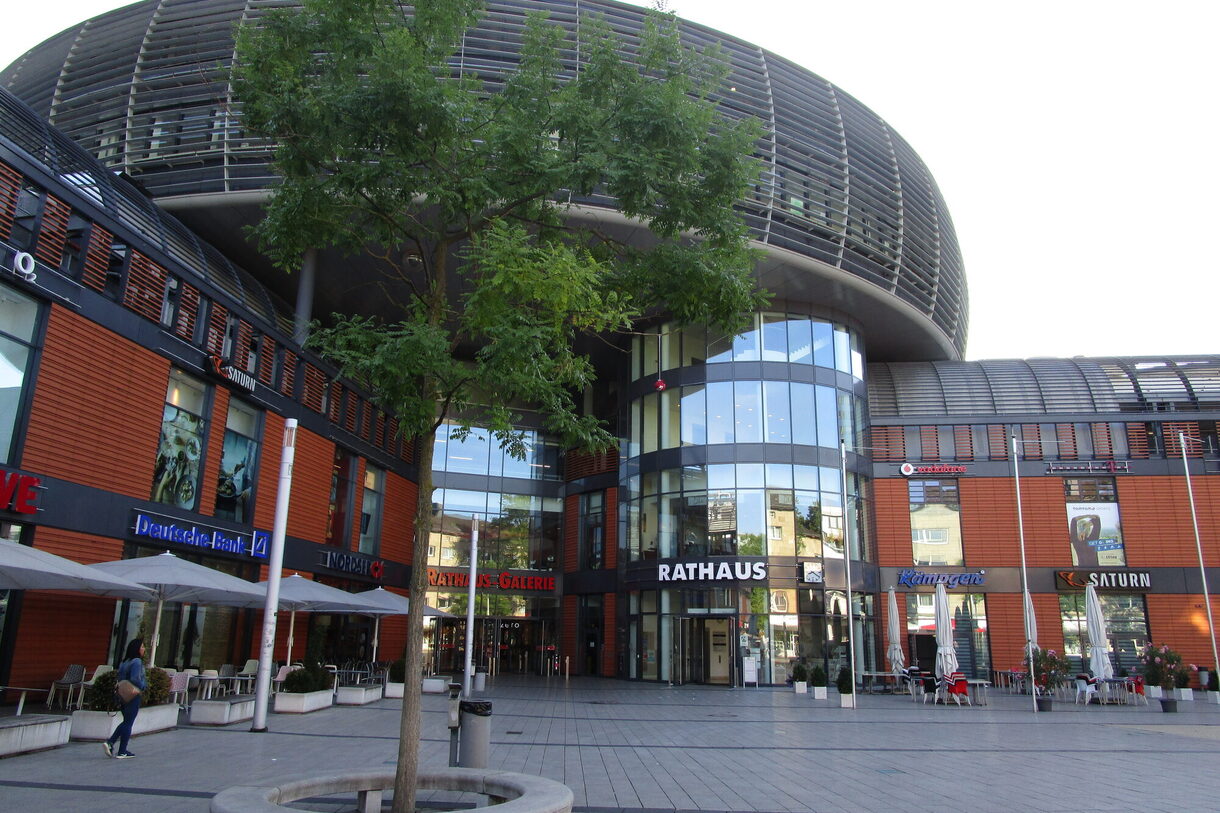 Das Leverkusener Rathaus mit der markanten Rotunde am Friedrich-Ebert-Platz in der City