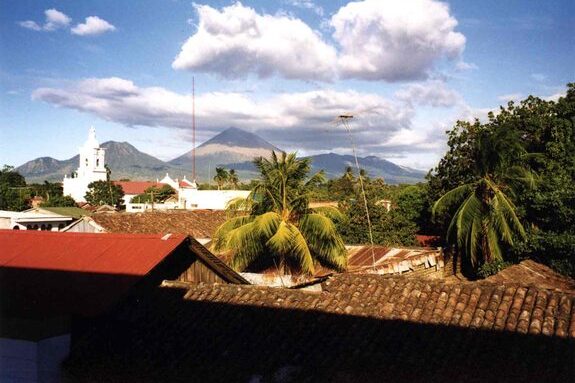 Blick über Chinandega zum Vulkan San Cristóbal
