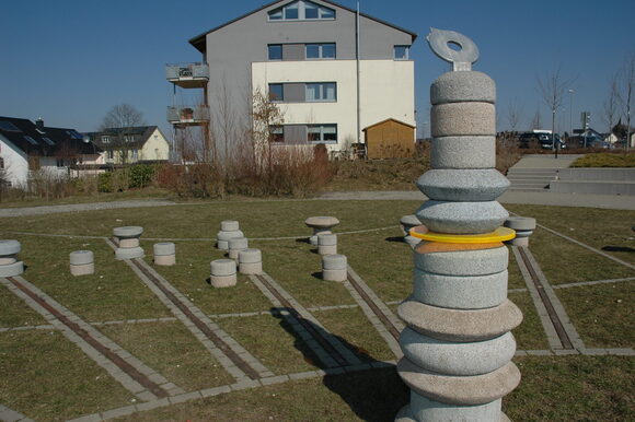 Die Sonnenuhr mit vielen Steinen