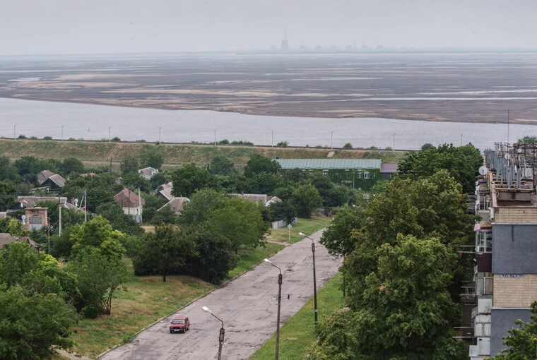 Die ausgetrocknete Fläche des Stausees in Nikopol