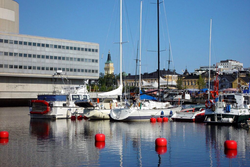 Hafen von Oulu mit Blick auf die Stadt