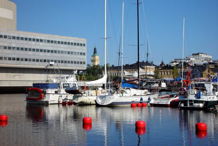 Hafen von Oulu mit Blick auf die Stadt