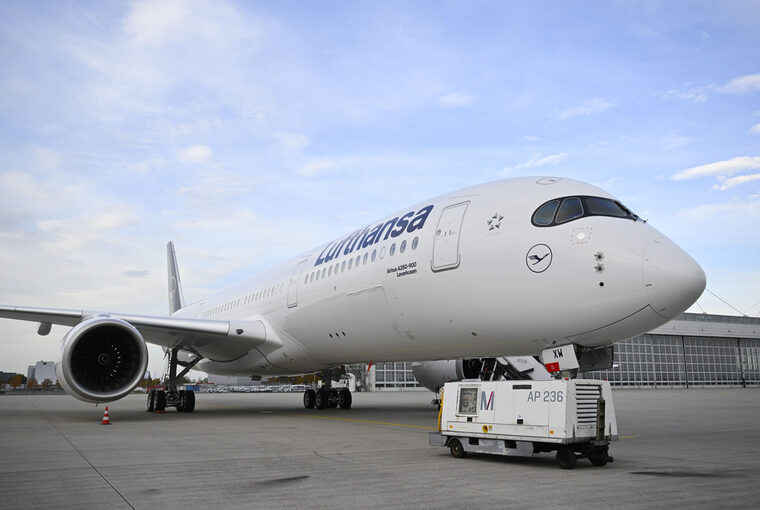 Ein A350-90 der Lufthansa mit dem Schriftzug "Leverkusen"