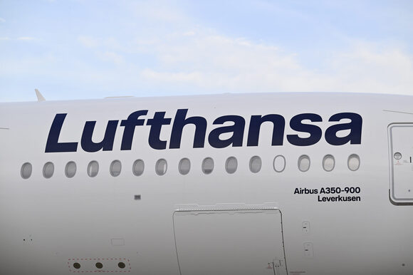 Airbus A350-900 der Lufthansa von der Seite mit "Leverkusen"-Schriftzug