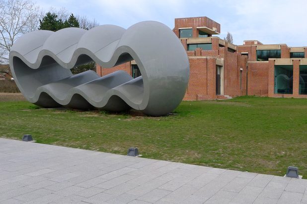 Skulptur von Richard Deacon im Park des Museums für Moderne Kunst LaM