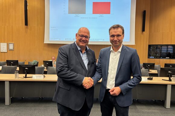 Alexander Lünenbach (re) gratuliert Stefan Hebbel (li) zur Wahl des Oberbürgermeisters