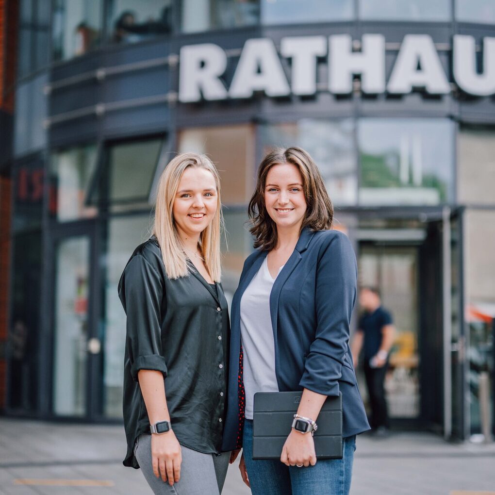 Zwei junge Frauen vor dem Rathaus