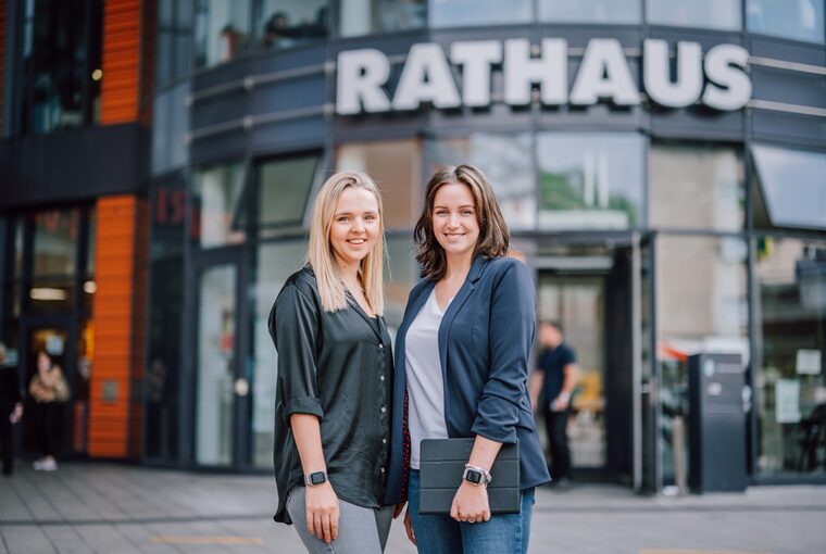 Zwei junge Frauen vor dem Rathaus