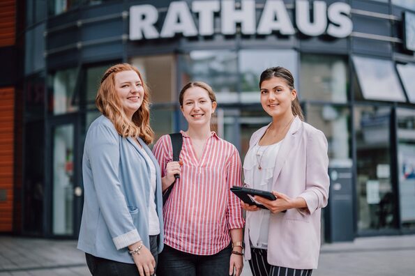 Drei Frauen stehen vor dem Rathaus in Leverkusen