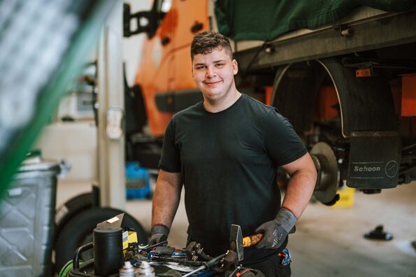 Ein Kfz-Mechatroniker arbeitet in der Werkstatt