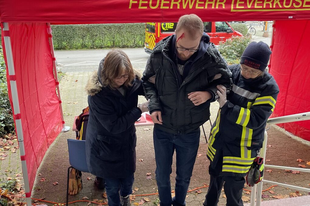 Eine verletzte Person wird medizinisch betreut