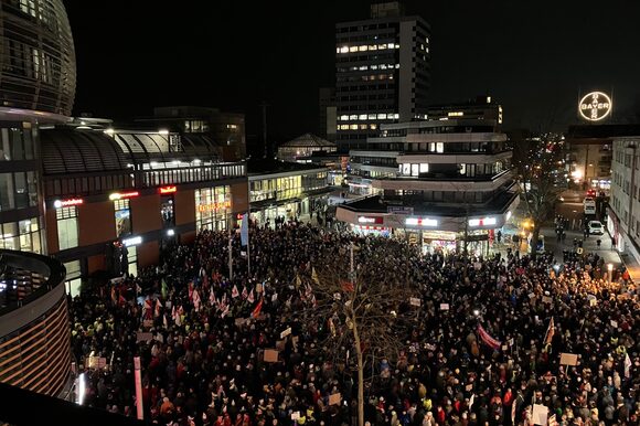 Viele Menschen demonstrieren gegen rechts in Leverkusen vor dem Rathaus