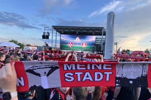 Bilder von Bayer Fans beim Public Viewing Event im Neuland Park