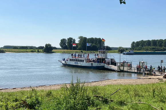 Die Hitdorfer Fähre am Rheinufer in Leverkusen