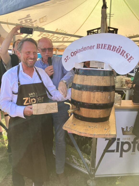 Der Oberbürgermeister von Leverkusen eröffnet die Bierbörse 2024