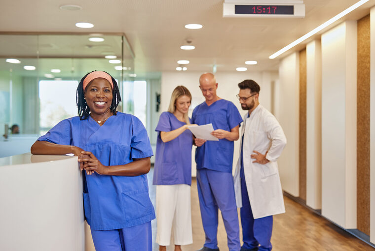 Mitarbeitende in den Räumlichkeiten des Klinikums