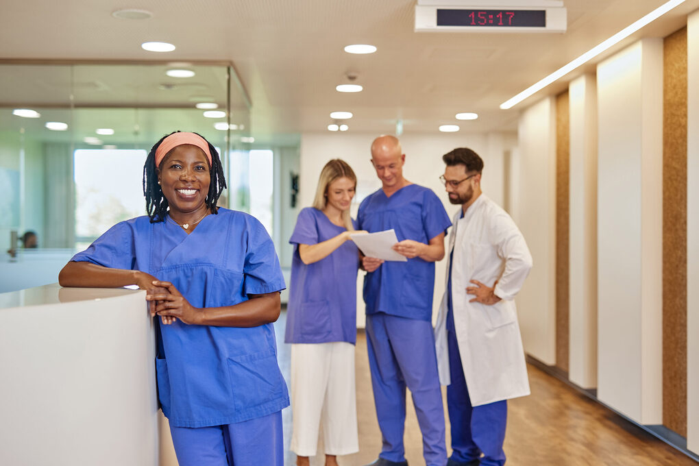 Mitarbeitende in den Räumlichkeiten des Klinikums