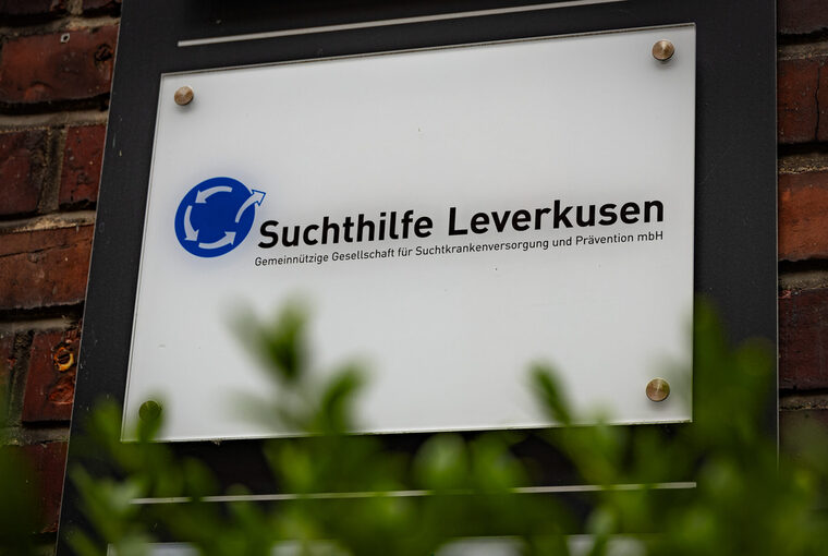 Schild Außenstelle Suchthilfe