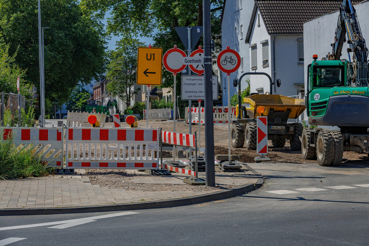 Zwei Bagger stehen im Leverkusener Stadtgebiet