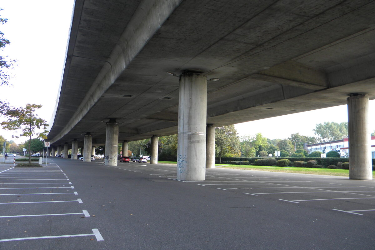 Parkplätze unter der Stelzbrücke in Leverkusen