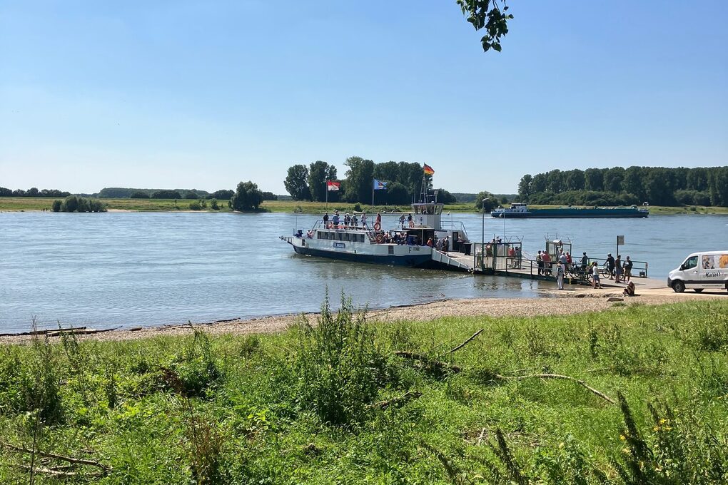 Die Auto- und Personenfähre "St. Michael" am Hitdorfer Anleger. Sie ersetzt das ehemalige Fährschiff "Fritz Middelanis".