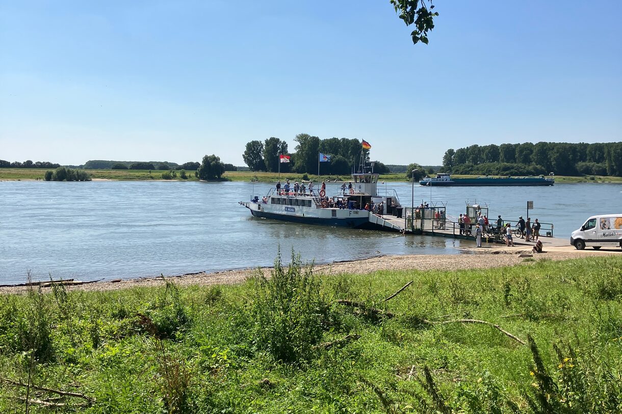 Die neue Fähre "St. Michael" am Anleger in Hitdorf