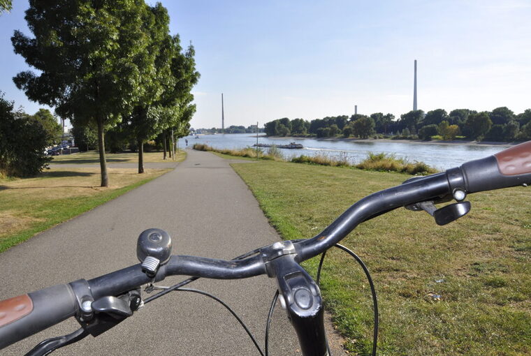 Fahrradweg entlang des Rheins
