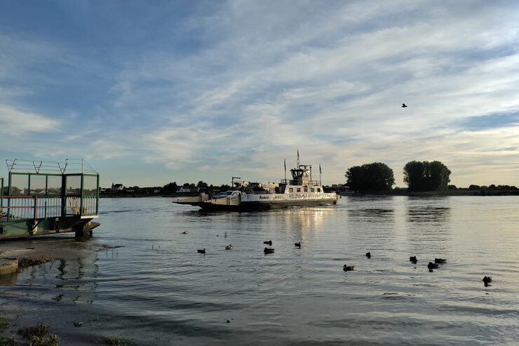 Die Fähre vor dem Hitdorfer Anleger auf dem Rhein.