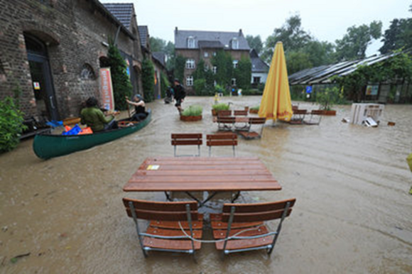 Das Bild zeigt das überflutete Gelände des NaturGut Ophoven im Juli 2021
