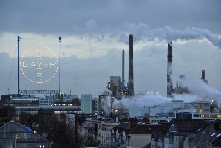 Industrie Leverkusen mit Bayer-Kreuz