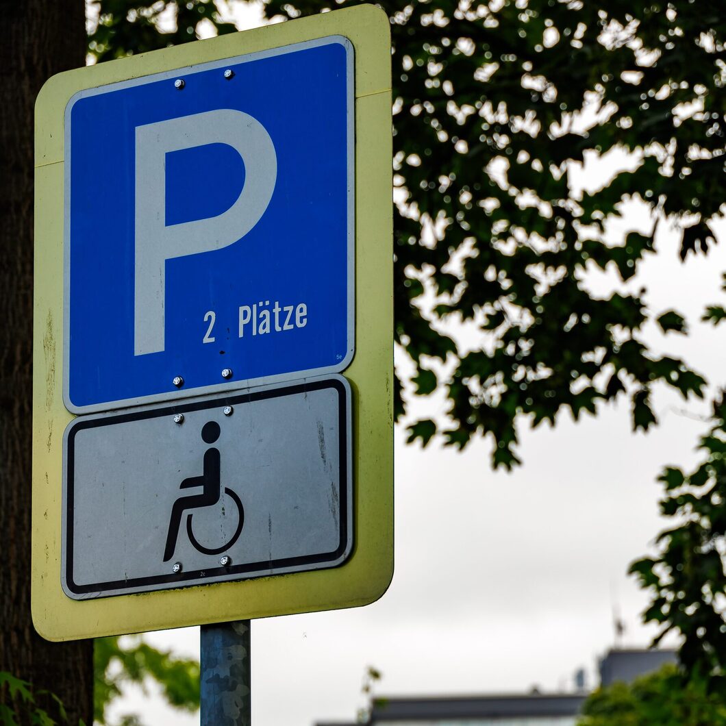 Hinweis auf Behindertenparkplätze