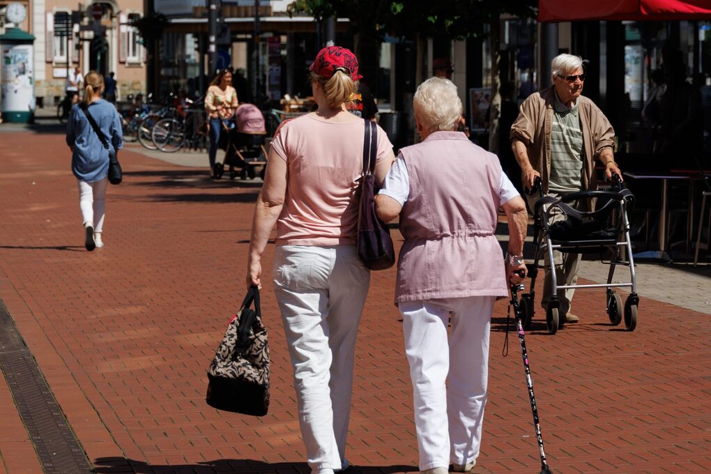 Ältere Menschen gehen durch die Fußgängerzone Opladen