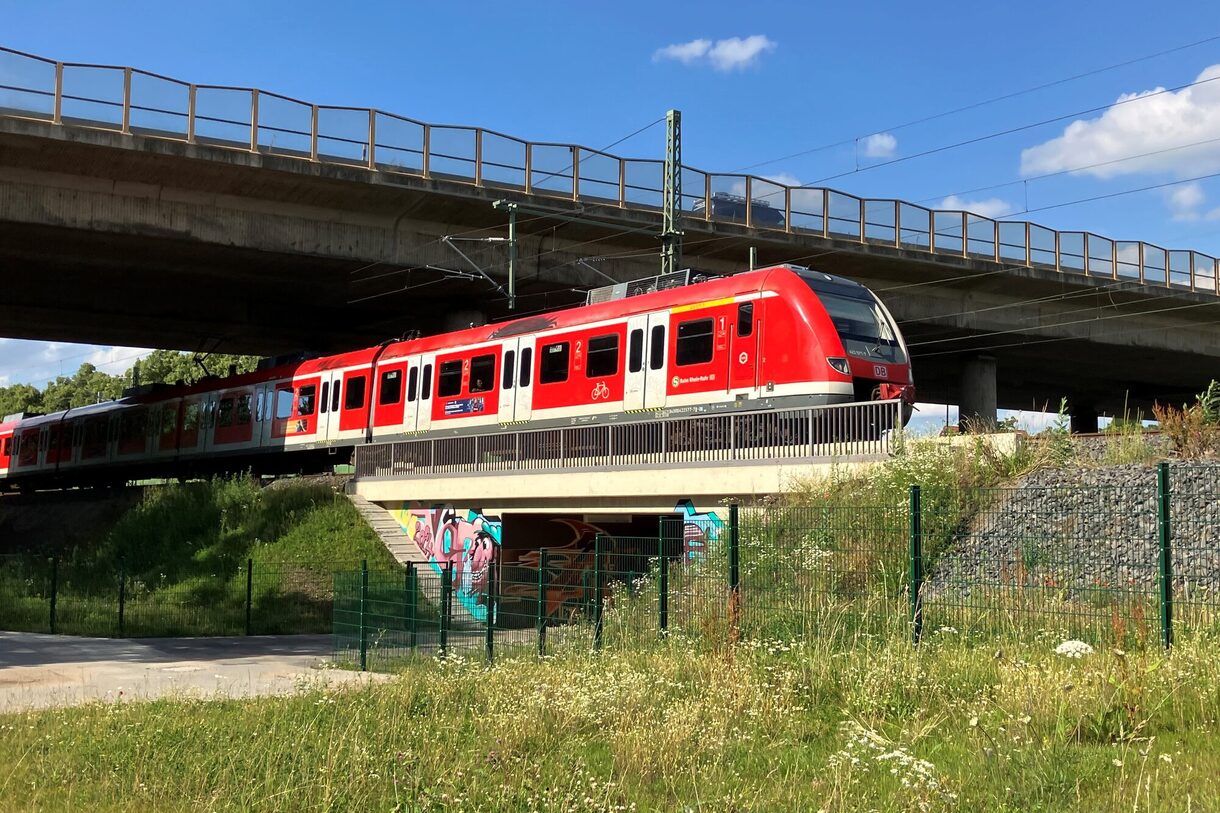 Zugtrasse kreuzt Autobahn