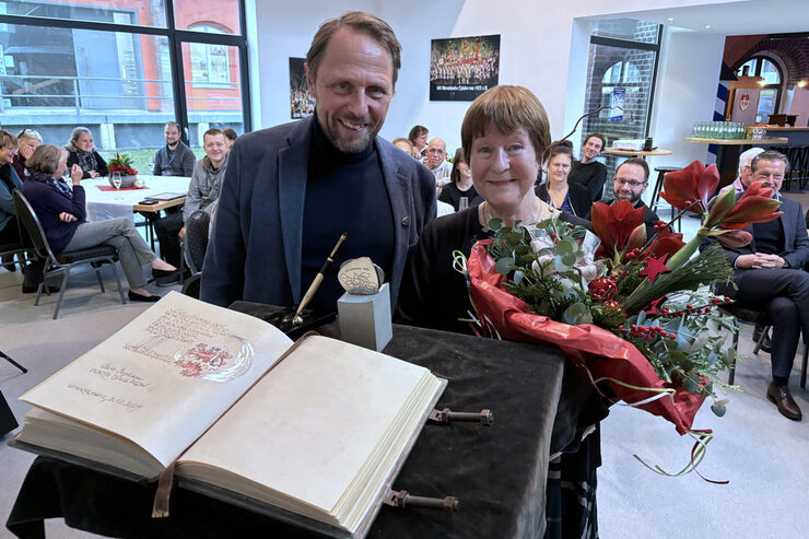 Ehrung im Funkenturm: Oberbürgermeister Uwe Richrath (lks.) gratuliert Doris Baglikow (re.) zur Auszeichnung