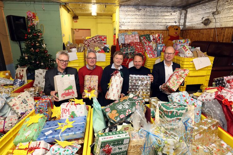 Aktion "Sterntaler": Organisatoren und Stifter mit vielen gespendeten Geschenke in großen Transportboxen