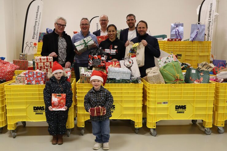 Aktion "Sterntaler": Organisatoren und Stifter mit vielen gespendeten Geschenke in großen Transportboxen