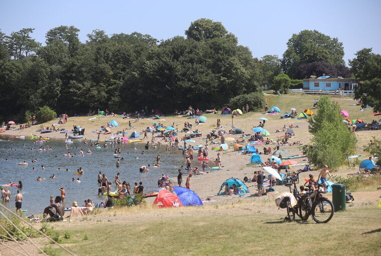 Viele Badegäste am Hitdorfer See