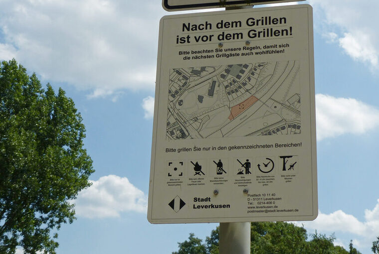 Hinweisschild auf Grillplatz