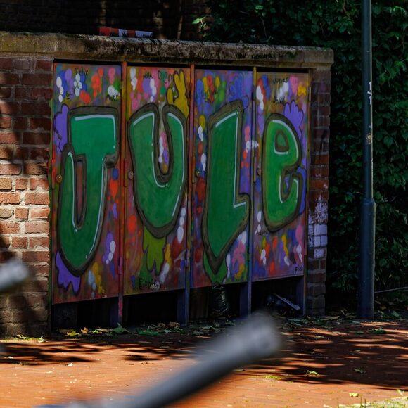 Graffiti "JULE" an Wand in Opladen