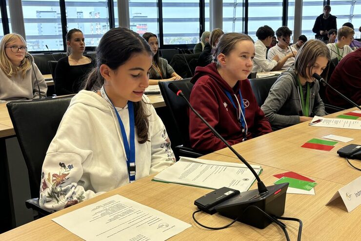 Jugendliche begründet einen der Anträge im Plenum