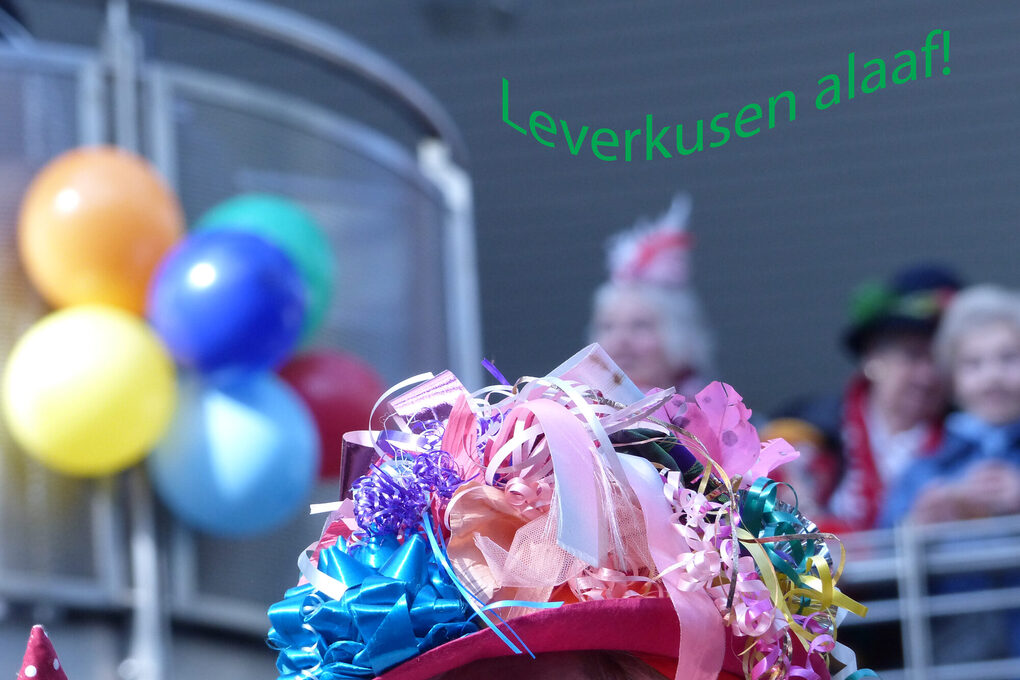 Leverkusen Alaaf! Symbolbild mit buntem Hut und Luftballons