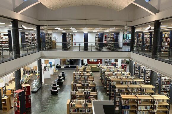 Stadtbibliothek von innen mit vielen Büchern