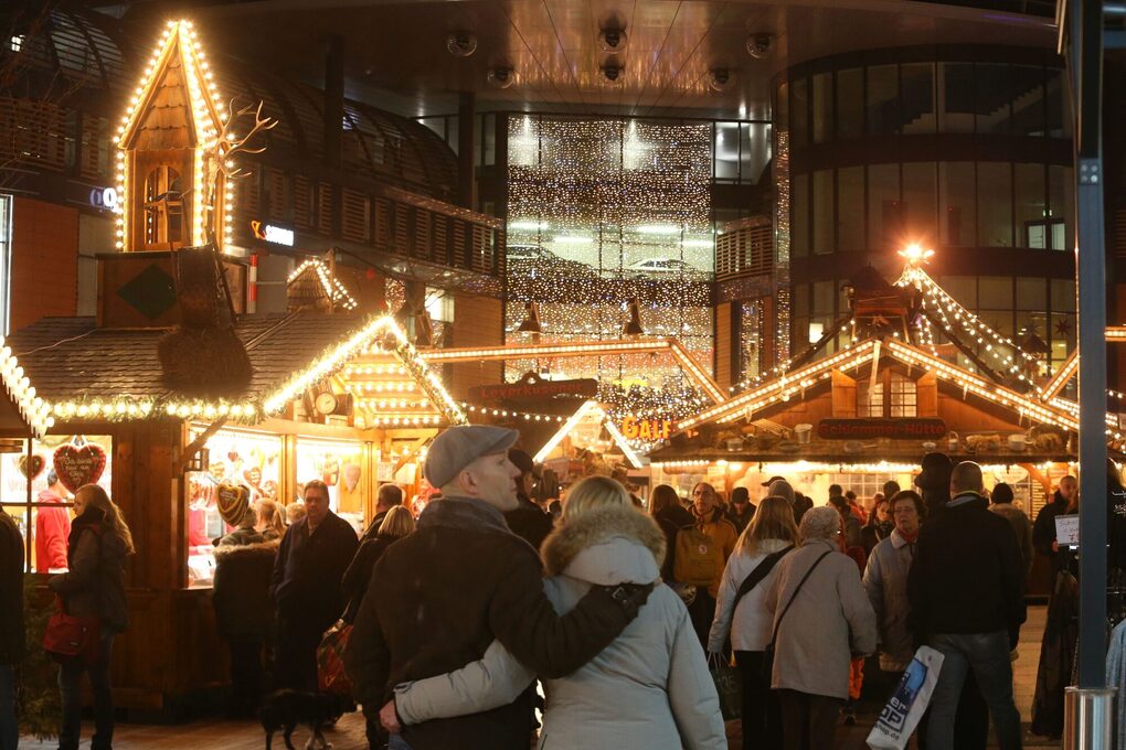 Besuchende auf dem abendlichen Chriskindchenmarkt in Wiesdorf