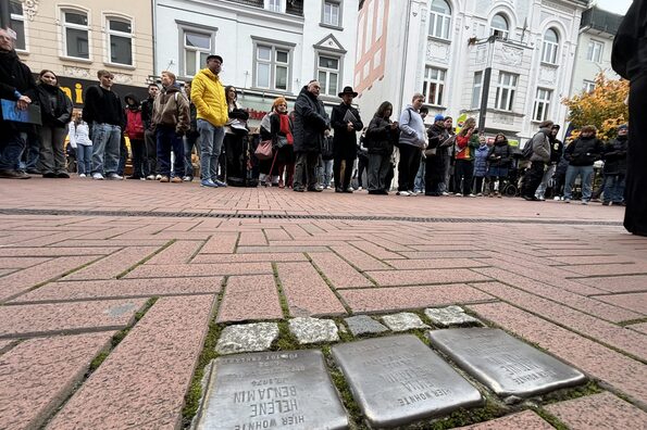 Gedenken an den Stolpersteinen in der Fußgängerzone