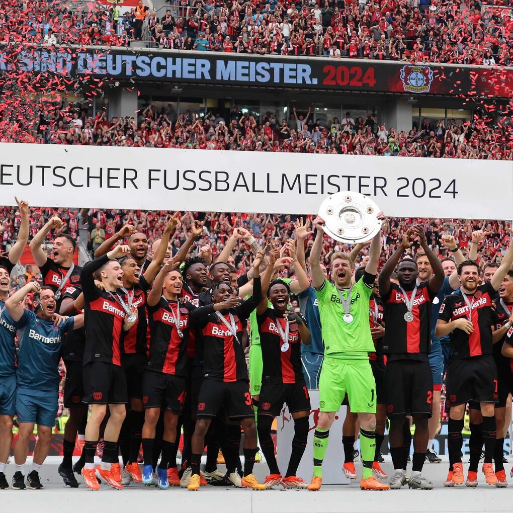 Die Fußball-Mannschaft von Bayer 04 Leverkusen mit der Meisterschale