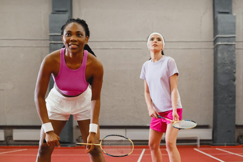 Zwei Frauen spielen Badminton